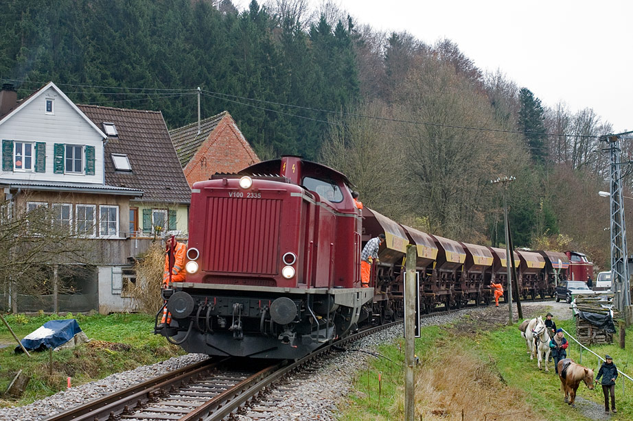 http://www.eisenbahnwelten.de/ds_online/v100-2335_schotter1_truo_22nov09b.jpg