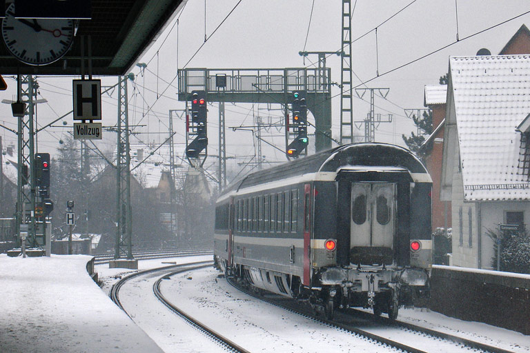 120 120 mit IC 488 bei km 16,6 (Februar 2010)