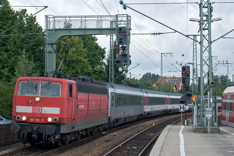 181 212 mit IC 183 bei km 16,6 (August 2010)