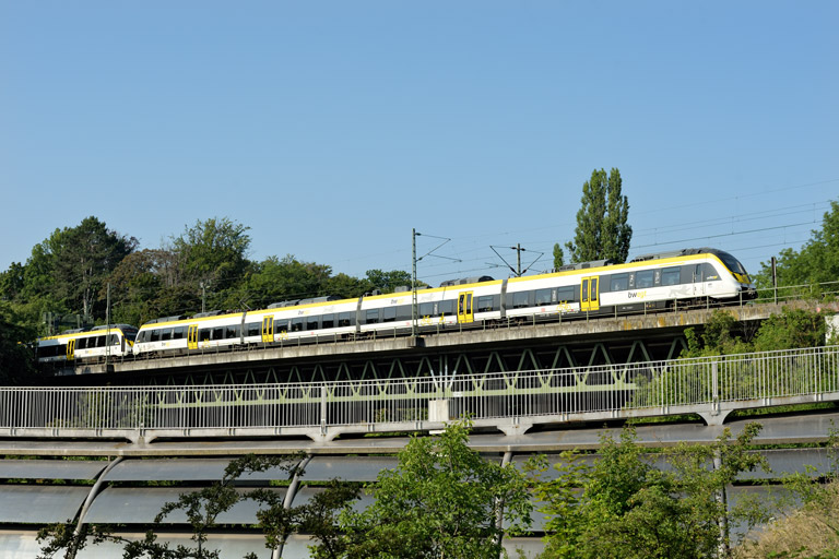 3442 206 und Zug der Baureihe 3442 als RE 17640/17646 bei km 14,6 (Juli 2021)