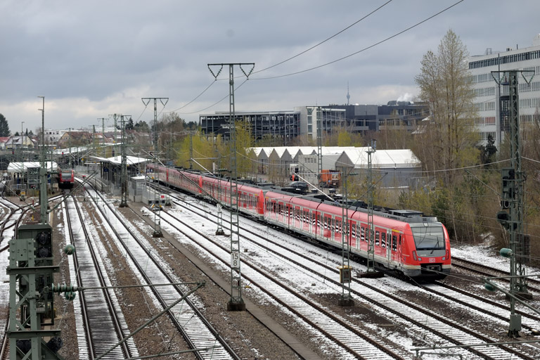 430 026 und Baureihe 430 bei km 15,8 (April 2022)