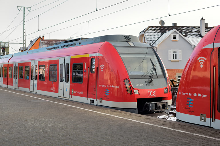 430 078 und Baureihe 430 bei km 16,6 (April 2022)