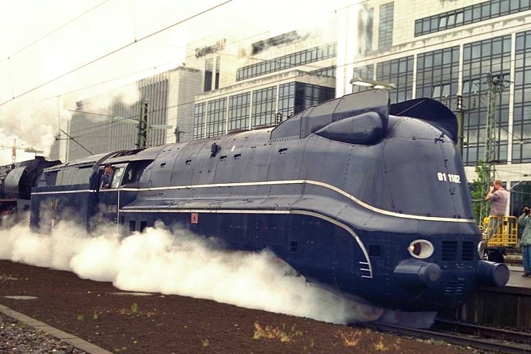 01 1102 in Stuttgart Hauptbahnhof (Juli 1996)