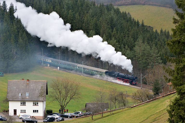 01 150 mit DPE 79442 bei Niederwasser (Januar 2014)
