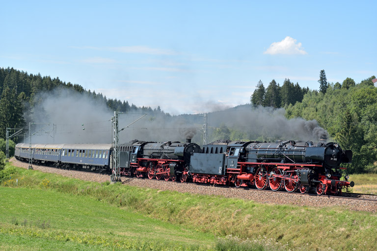 01 202 und 01 150 mit DPE 20859 in St. Georgen (August 2015)