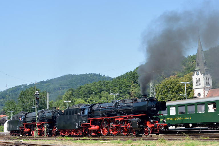 01 202 und 01 150 in Hausach (August 2015)