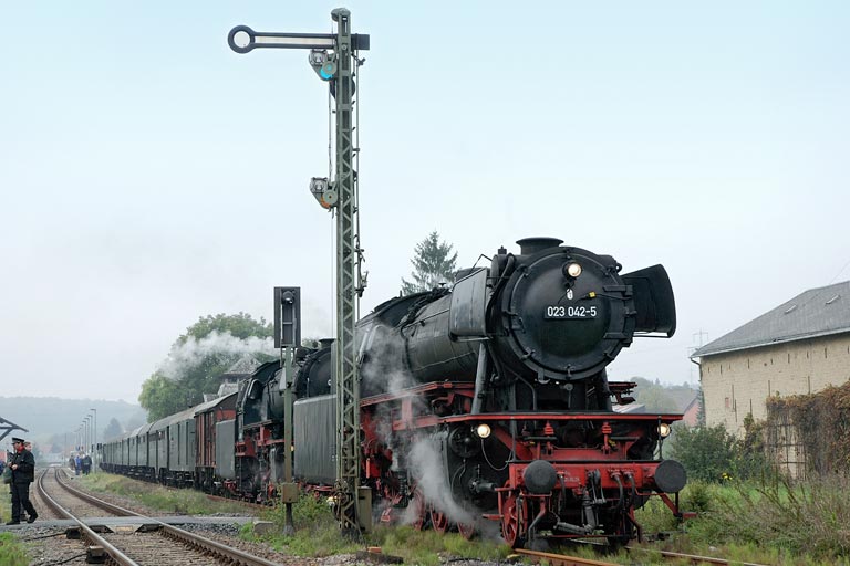 23 042 und 23 058 in Grombach (Oktober 2007)