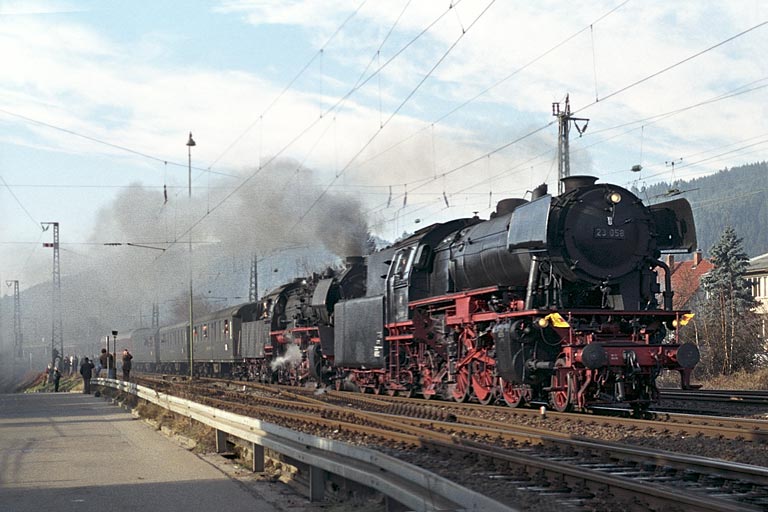 23 058 und 50 3673 in Hausach (Januar 2006)