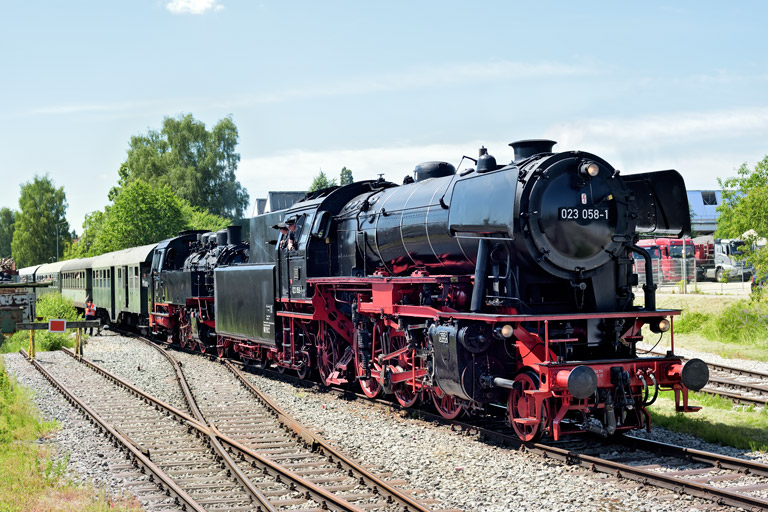 23 058 und 64 419 in Welzheim (Juni 2021)