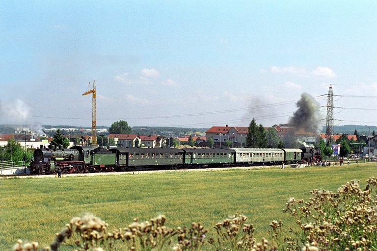 38 3199 und 52 7596 in Holzgerlingen (Juli 2003)