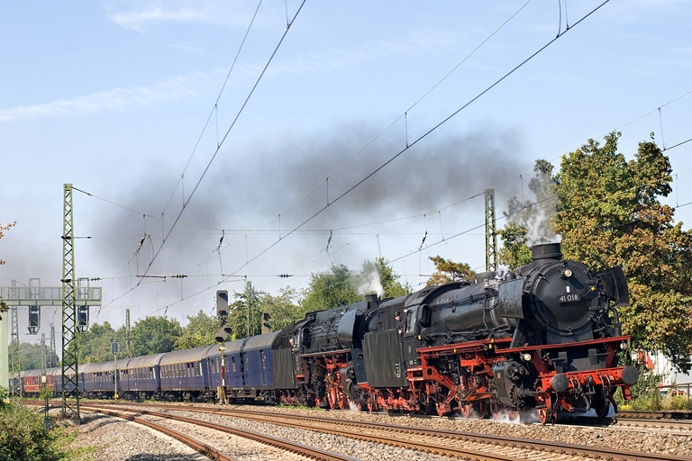 41 018 und 01 533 in Stuttgart-Untert&uuml;rkheim (September 2011)
