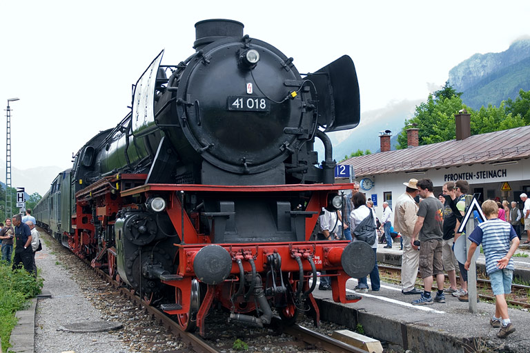 41 018 in Pfronten-Steinach (Juni 2011)