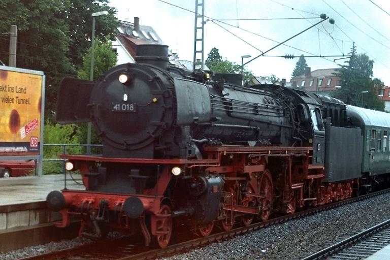 41 018 in Stuttgart-Vaihingen (Juni 1997)