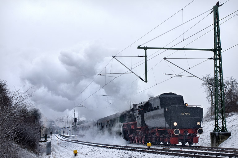 52 7596 und 64 419 in Schopfloch (Januar 2012)