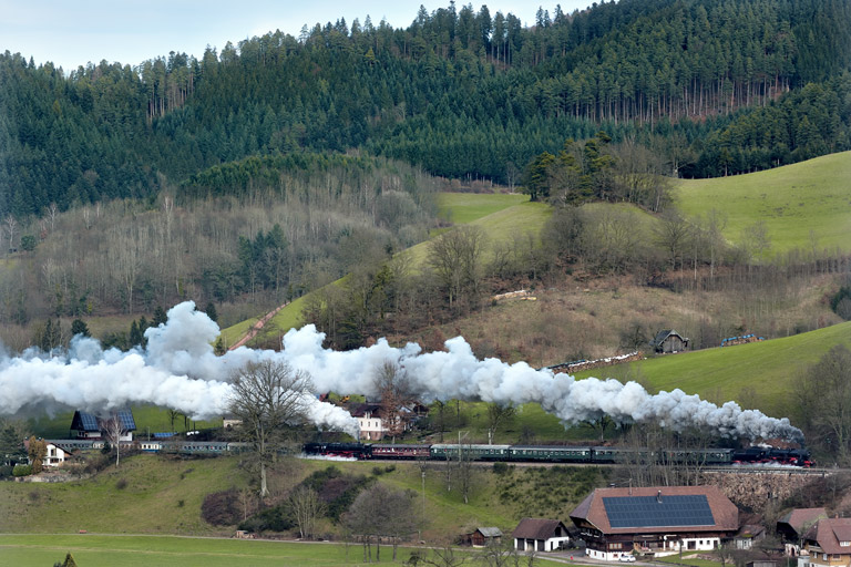 52 7596 mit DPE 79755 und 01 150 mit DPE 79442 bei Hornberg (Januar 2014)