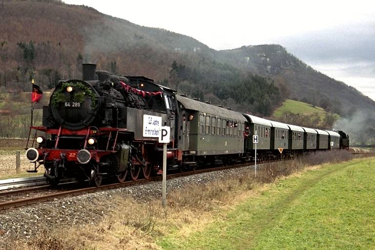 64 289 und 64 419 bei Bad Urach (Dezember 1998)