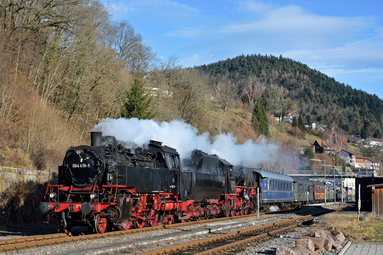 64 419 und 52 7596 mit DPE 79440 in Alpirsbach (Januar 2014)