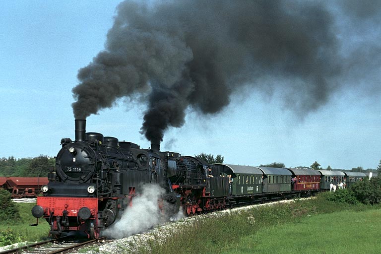 75 1118 und 50 2988 in Amstetten (August 2005)