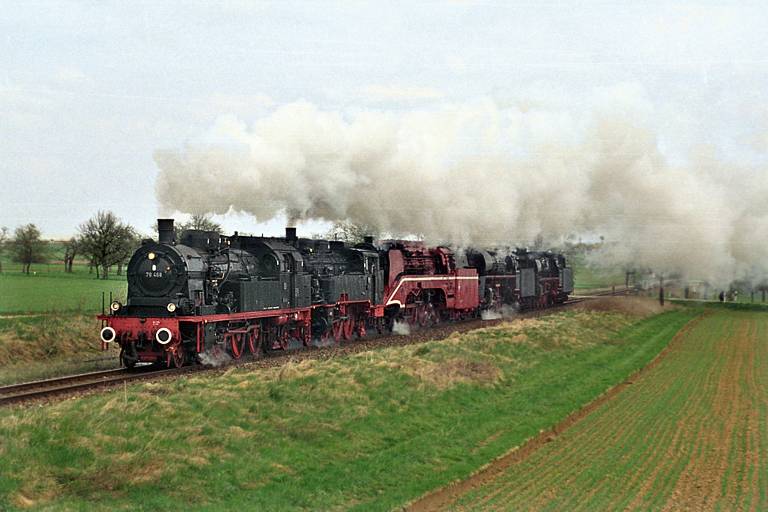 78 468 mit Lokzug bei Eutingen (April 2003)