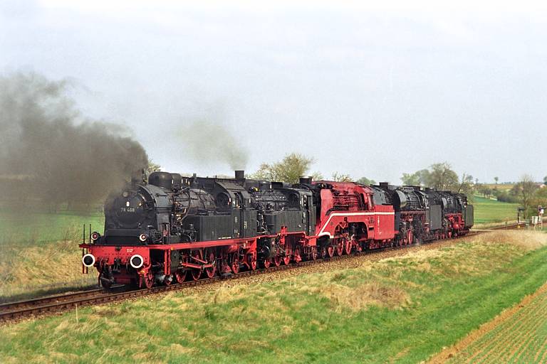 78 468 mit Lokzug bei Eutingen (April 2003)