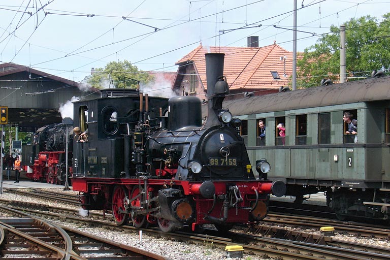 89 7159 und 58 311 in Ettlingen-West (Juni 2006)