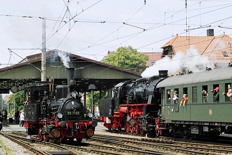 89 7159 und 58 311 in Ettlingen-West (Juni 2006)