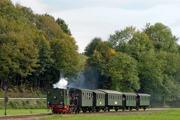 Achert&auml;ler-Eisenbahnverein Lok 28 bei Furschenbach (Oktober 2008)