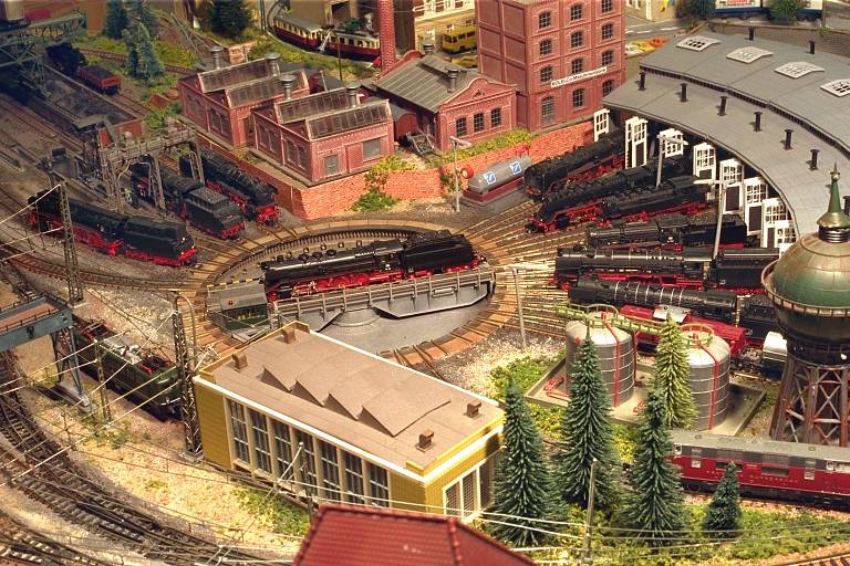 Drehscheibe mit Ringlokschuppen