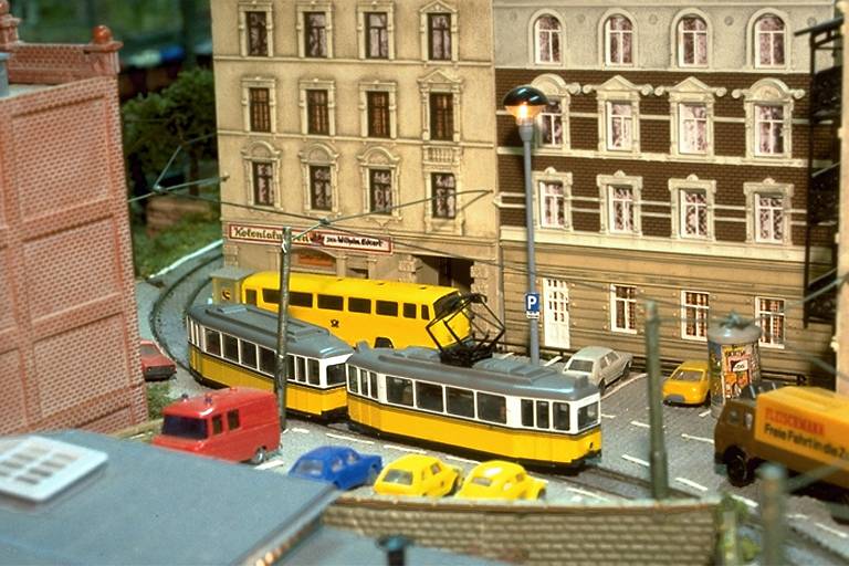 Stra&szlig;enbahn in der Vorstadt
