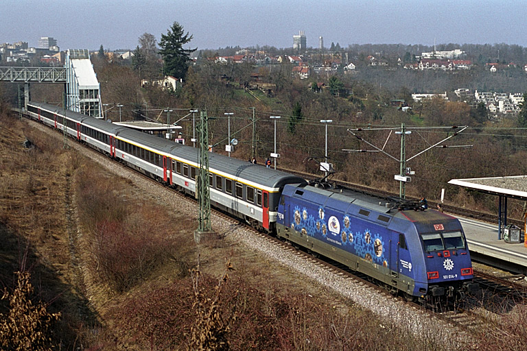 101 014 mit IC 381 bei km 14,2 (M&auml;rz 2003)