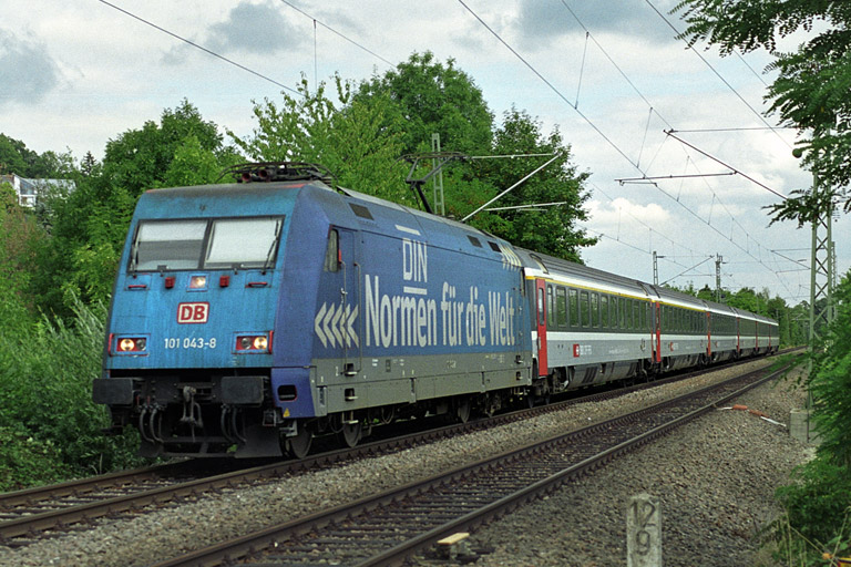 101 043 mit IC 381 bei km 12,8 (September 2003)