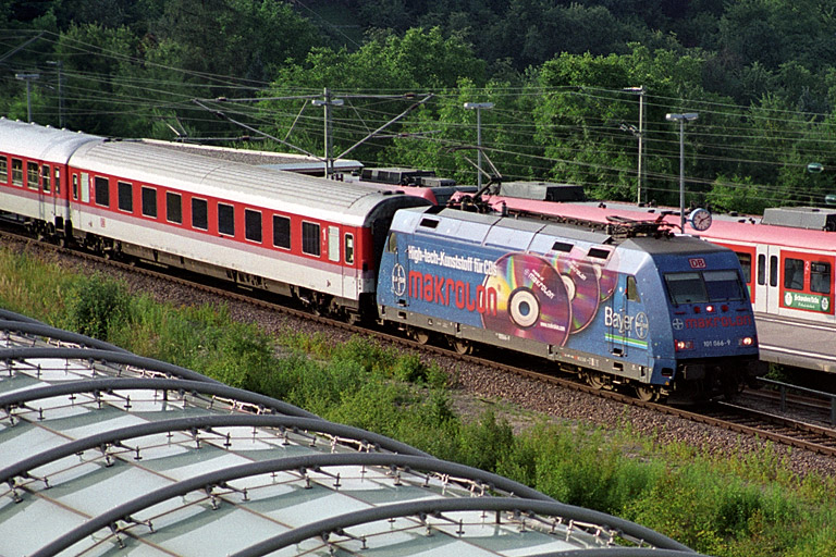 101 066 mit IR 2789 bei km 14,2 (Juli 2001)