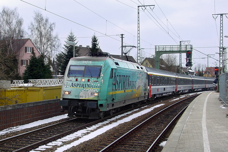 101 080 mit IC 381 bei km 16,4 (Februar 2003)