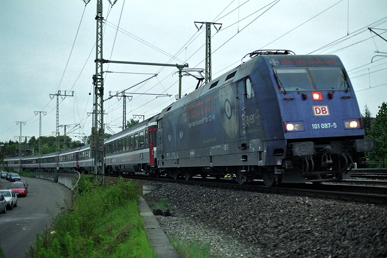 101 087 mit IC 380 bei km 16,4 (Mai 2003)