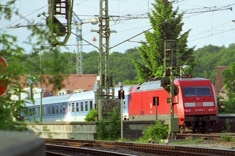 101 093 mit IR 2381 bei km 16,4 (Mai 1999)