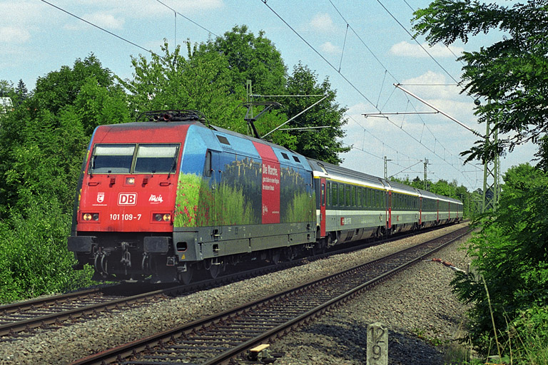 101 109 mit IC 381 bei km 12,8 (Mai 2003)