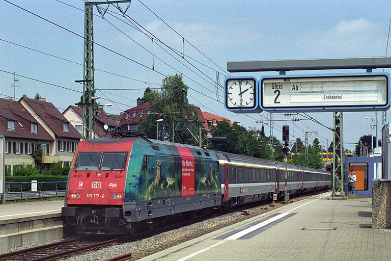 101 117 mit IC 381 bei km 15,6 (Juli 2003)