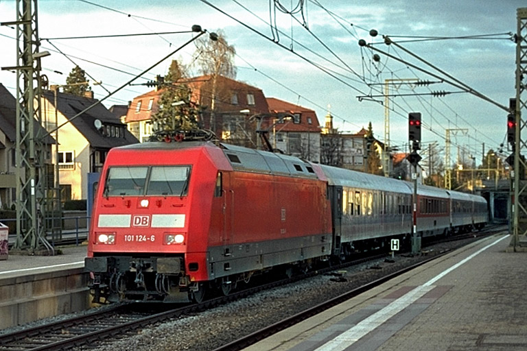 101 124 mit IR 2789 bei km 15,6 (M&auml;rz 2001)