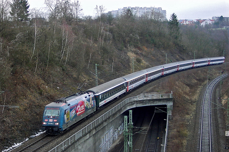 101 138 mit IC 381 bei km 13,8 (Januar 2003)