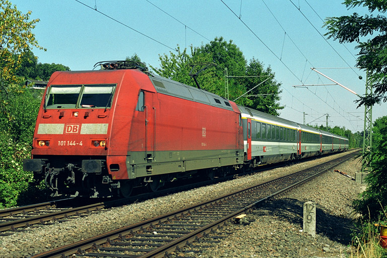 101 144 mit IC 381 bei km 12,8 (August 2003)