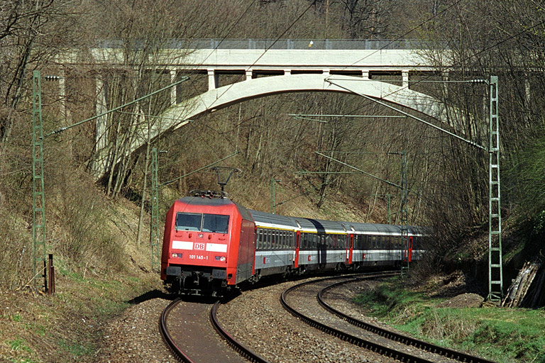101 145 mit IC 381 bei km 10,8 (April 2003)