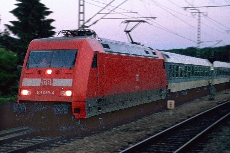 101 059 mit IR 2380 bei km 16,8 (Mai 1999)