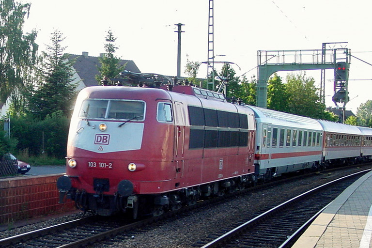 103 101 mit IR 2789 bei km 16,4 (Juli 2001)