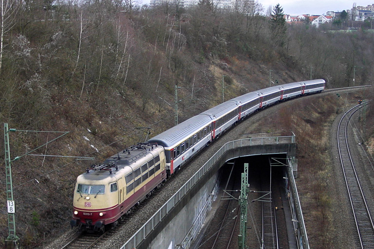 103 113 mit IC 381 bei km 13,8 (Dezember 2002)