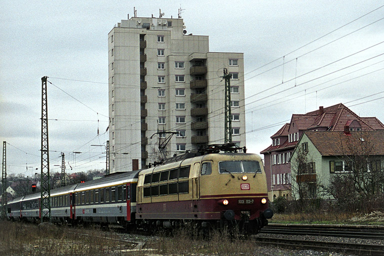 103 113 mit IC 381 bei km 8,6 (Dezember 2002)