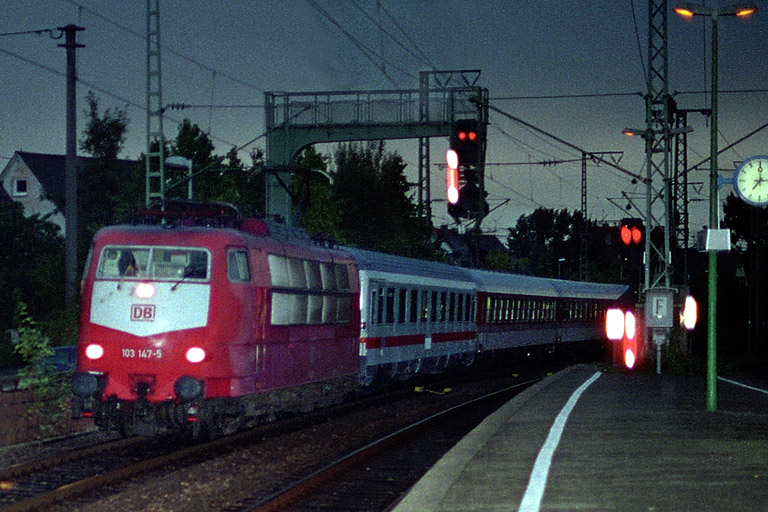 103 147 mit IR 2789 bei km 16,4 (September 2001)