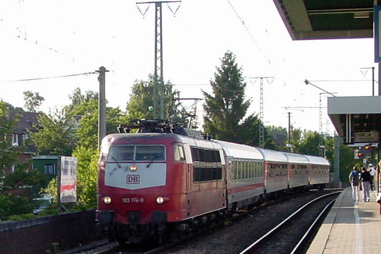 103 174 mit IR 2789 bei km 16,8 (Juli 2002)