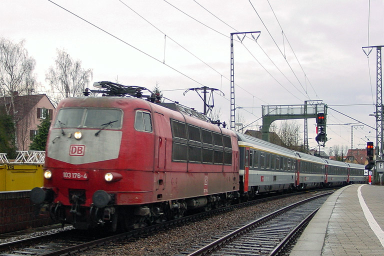 103 176 mit IC 381 bei km 16,6 (Dezember 2002)