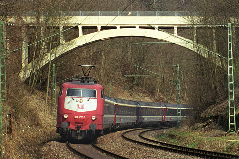 103 217 mit IC 381 bei km 10,8 (M&auml;rz 2003)