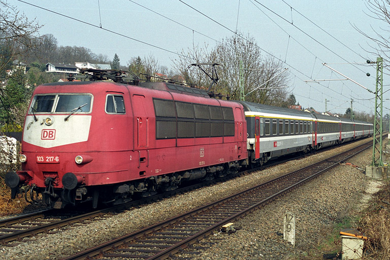103 217 mit IC 381 bei km 12,8 (M&auml;rz 2003)